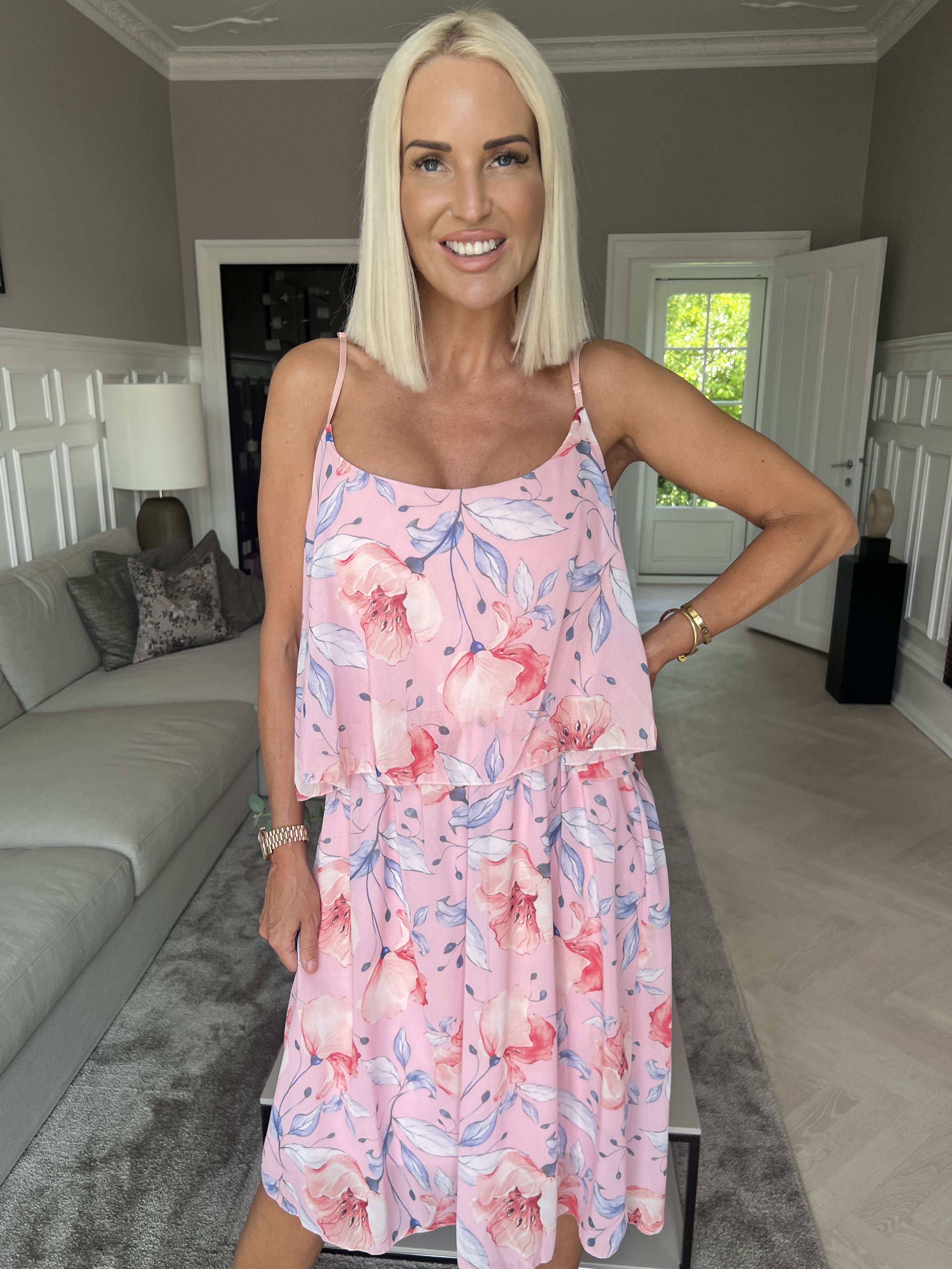 Pavo - Söt sommarklänning med yttre lager av chiffong